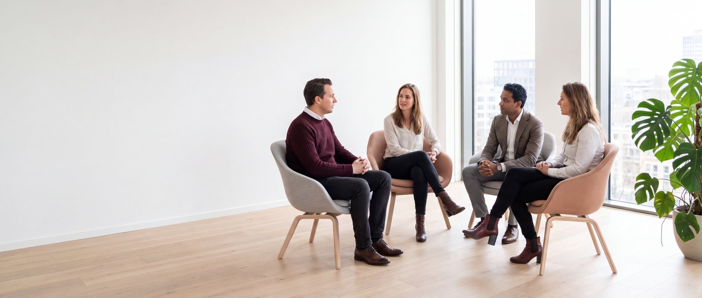 Therapeuten in gesprek in een kring in een lichte ruimte